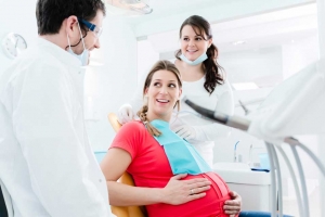 mujer embarazada en el dentista