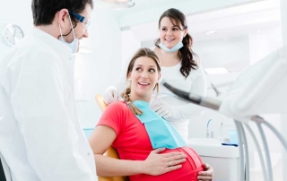 mujer embarazada en el dentista