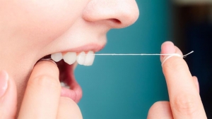 limpieza interproximal con hilo dental