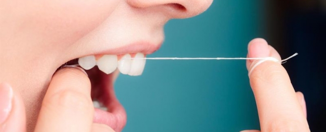 limpieza interproximal con hilo dental