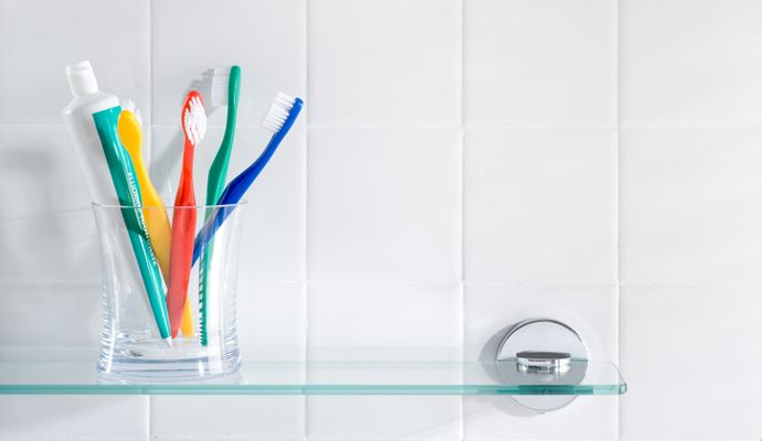 ¿Se puede limpiar el cepillo de dientes con agua oxigenada?